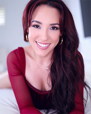 Selena Ivy Returns To Amateur Allure