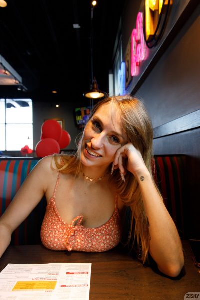 Angel Youngs Eats A Red Robin Zishy