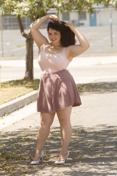Carolina Munoz Cute and Curvy Zishy