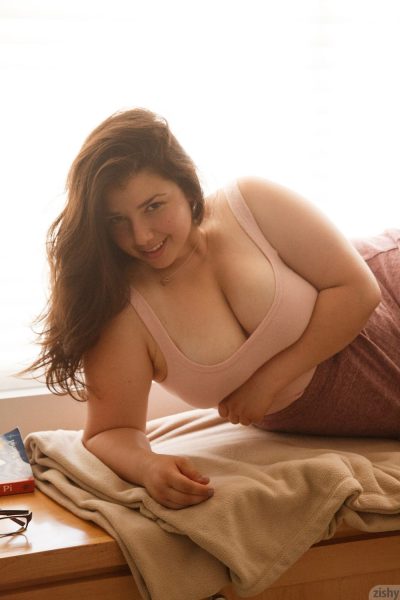 Carolina Munoz Cute and Curvy Zishy