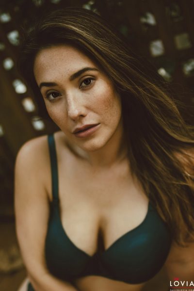 Eva Lovia Barefoot