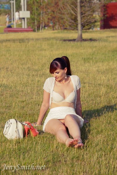 Jeny Smith Upskirt No Panties