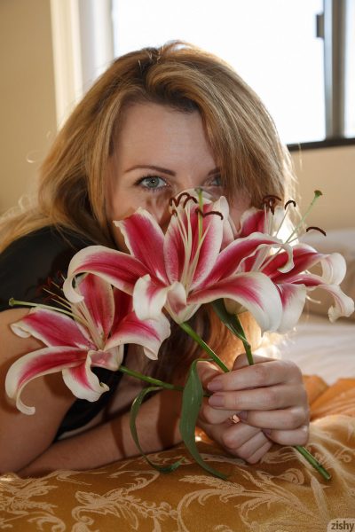 Lydia Graniva gets pollinated zishy